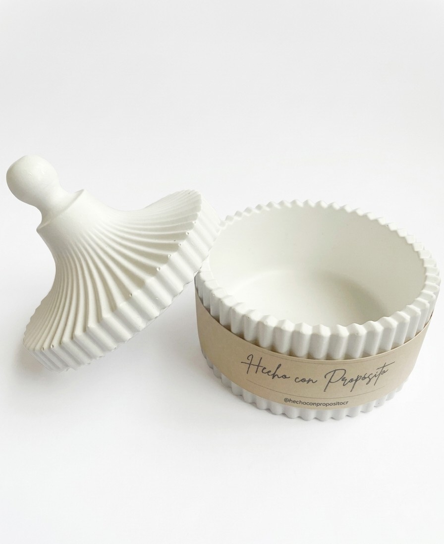 Detalle interior joyero blanco hecho a mano